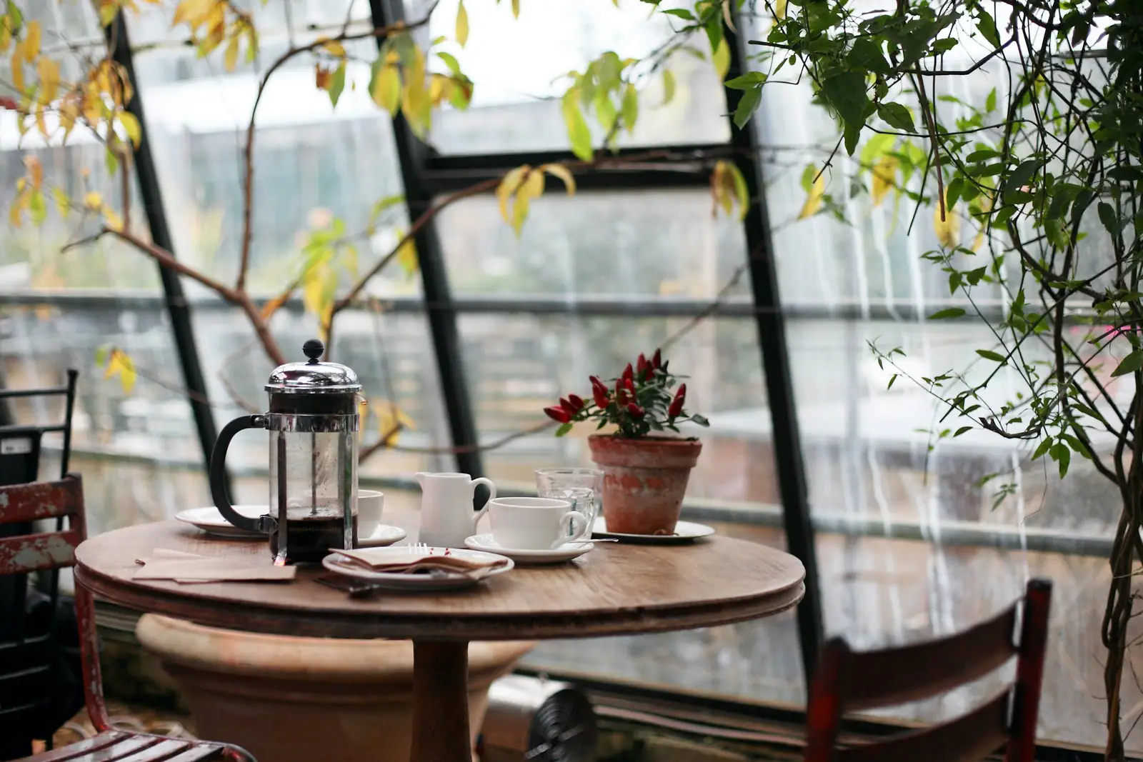 Mesa con café junto a la ventana de una cafetería