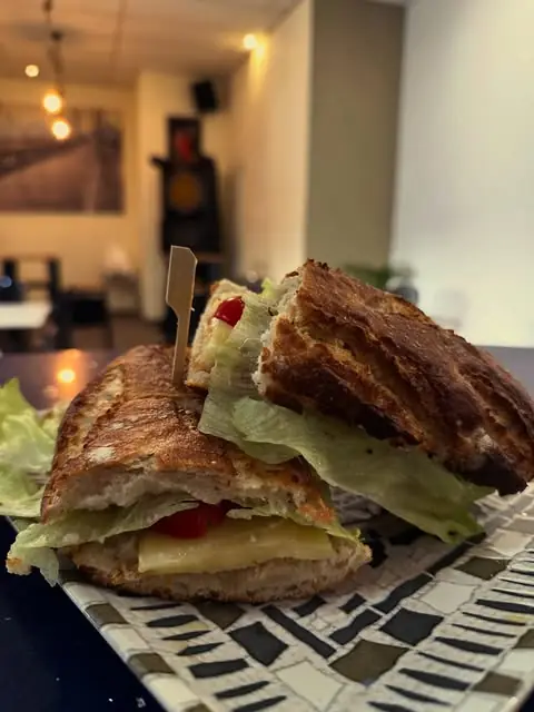 Sándwich vegetal en la barra de Café Acció